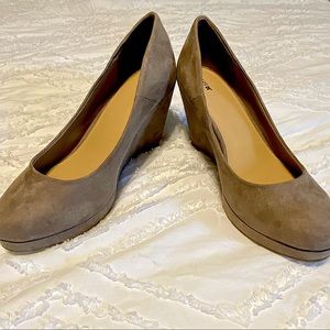 Apt. 9 Gray Solid Suede Heels